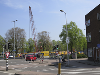 906284 Gezicht op de rioleringswerkzaamheden op de Kardinaal de Jongweg te Utrecht, vanaf de Antonius Matthaeuslaan.